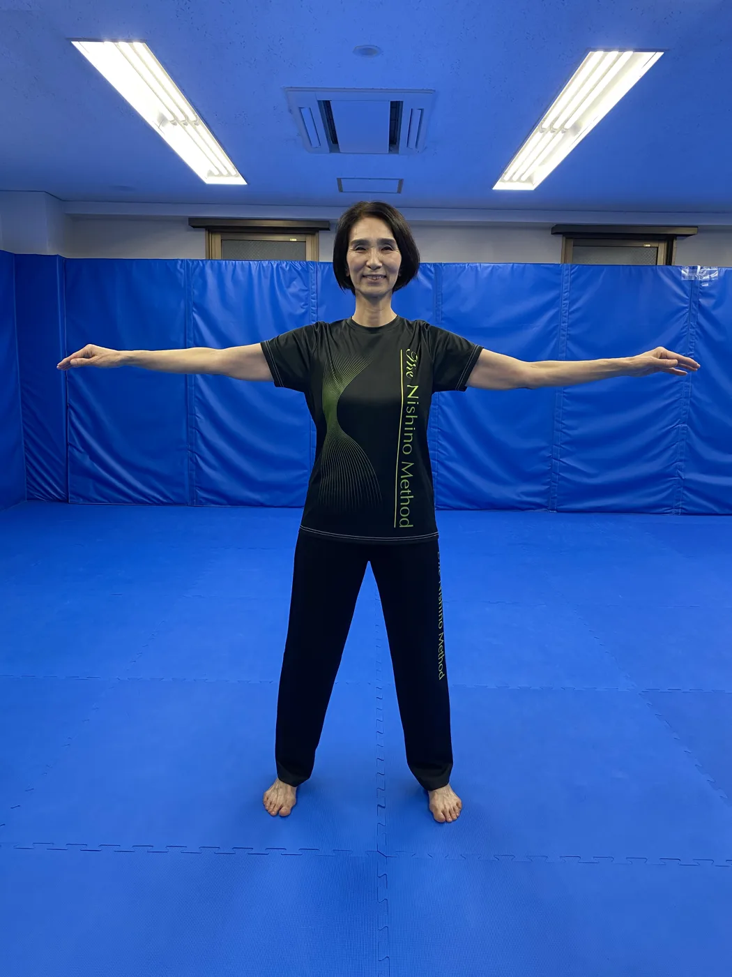 八王子教室 杉本泉先生が両腕を広げ基本の姿勢をとる様子